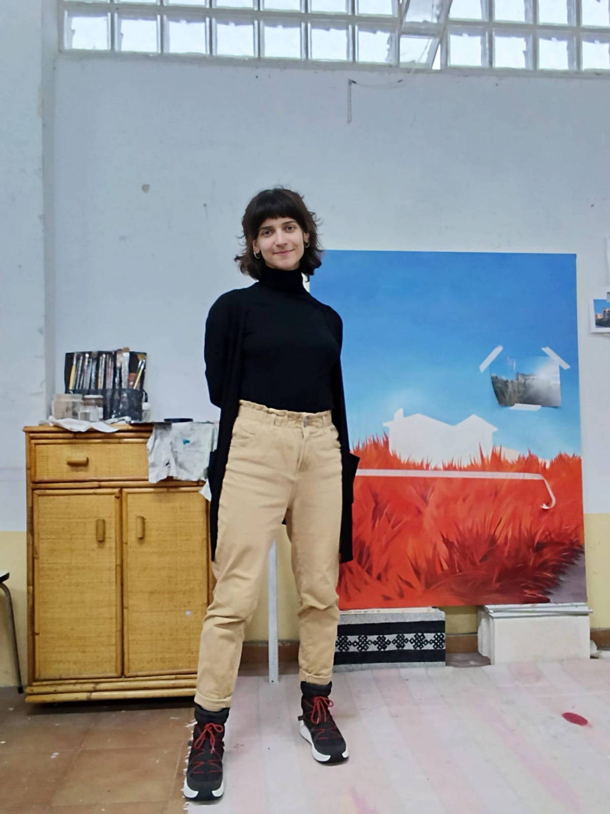 Carmen Gutiérrez Somavilla en su taller junto a una de sus pinturas